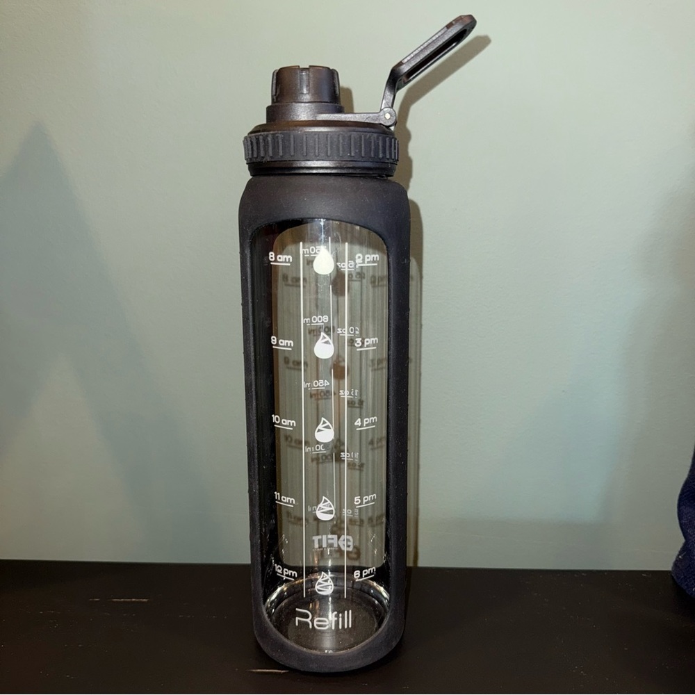 NWOT- FIT -32 oz Glass Water Bottle with 2 Lids, Time Marker, Silicone Sleeve - Picture 7 of 16